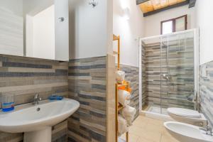 a bathroom with two sinks and a shower at La rimesa di Tittì - Tittì in Alezio