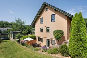 a house with a garden in front of it at Ferienwohnung - Arzgebirg in Grünhainichen