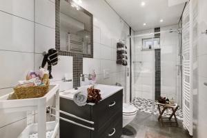 a bathroom with a sink and a toilet and a shower at Ferienwohnung - Arzgebirg in Grünhainichen +23 photos