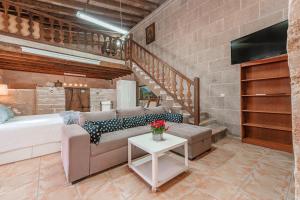 a living room with a couch and a bed at Segles 11 in Campos