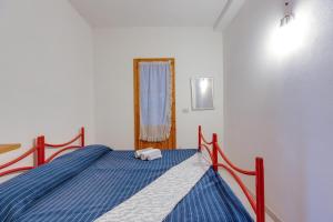 a bedroom with a blue bed in a room at La vista di Mondo in Torre Dei Corsari