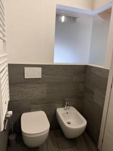 a small bathroom with a toilet and a sink at Sugadoi in Predazzo