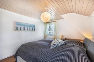 a bedroom with a bed and a couch at Ferienwohnug New Look in Geisenheim
