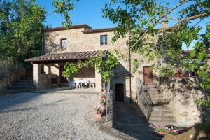 an external view of the italian villa with a building at Appartamento Stalla - Cortona in Corgna