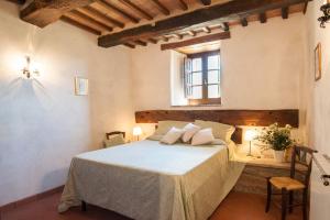 a bedroom with a bed and a window at Appartamento Stalla - Cortona in Corgna +11 photos