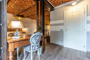 a home office with a wooden desk and chairs at Le Zucche Vuote in Quargnento
