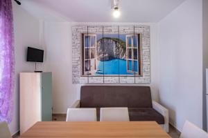 a living room with a couch and a painting on the wall at Appartamento Andromeda B2 in Bibione