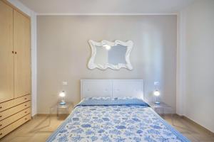 a bedroom with a bed and a mirror on the wall at Appartamento Andromeda B2 in Bibione