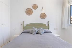 a bedroom with a bed with two pillows on it at Apartamento a pie de playa in Barbate