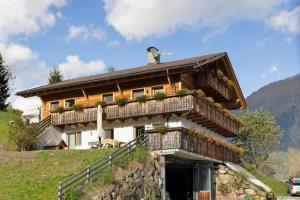 a house with a balcony on a mountain at Oberhof Apt Panorama in Vallarga