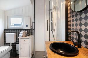 a bathroom with a black sink on a counter at Lütte Hütte in Hennstedt +20 photos
