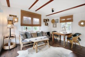 a living room with a couch and a table at Lütte Hütte in Hennstedt