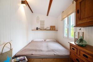a small bedroom with a bed and a window at Lütte Hütte in Hennstedt