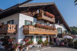 a building with flower boxes and balconies on it at Ferienwohnung Zugspitze in Grainau