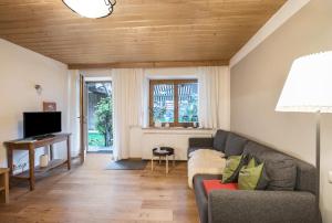 a living room with a couch and a television at Ferienwohnung Zugspitze in Grainau