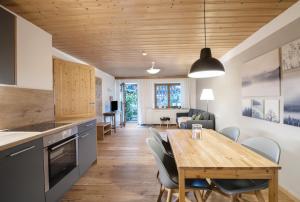 a kitchen and dining room with a wooden table and chairs at Ferienwohnung Zugspitze in Grainau
