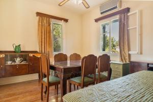 a dining room with a table and chairs and a bed at Avra in EFL