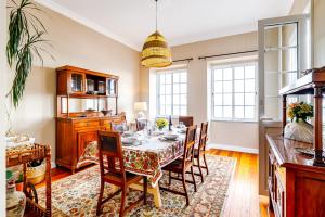 a dining room with a table and chairs at Ladomar Matriz in Horta