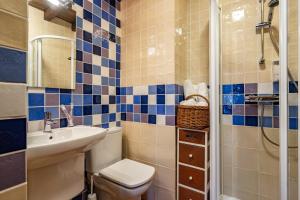 ein Badezimmer mit Toilette, Waschbecken und Dusche in der Unterkunft Morouzos in O Porto de Espasante + 17 Fotos