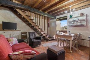 ein Wohnzimmer mit einem roten Sofa und einem Tisch in der Unterkunft Morouzos in O Porto de Espasante