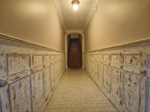 an empty hallway with lockers in an old building at Ladomar Matriz in Horta