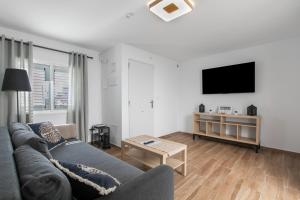 a living room with a couch and a tv at Casa Otilia in Arafo