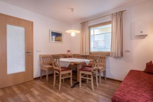 a kitchen and dining room with a table and chairs at Hilber Fermeda in Villnoss +20 photos