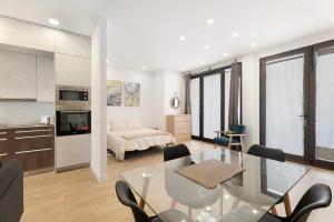 a kitchen and living room with a table and chairs at Punta del Hidalgo La Laguna in Punta del Hidalgo