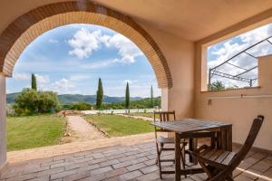 a patio with a table and chairs and a window at Albergo Pietriccio Rosso in Manciano
