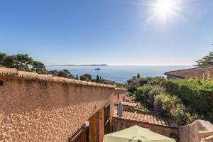 a view of the ocean from a wall at Bastidon Avec Terrasse Vue Mer in Carqueiranne