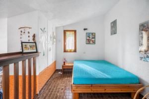 a bedroom with a blue bed in a room at Bastidon Avec Terrasse Vue Mer in Carqueiranne