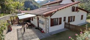 a white house with a table and a fence at Apartamento Rural Rubó in Alles