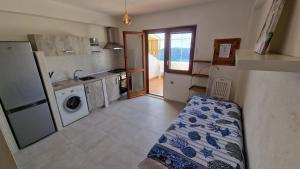 a kitchen with a washer and dryer in a room at Appartamenti Con Vista Mozzafiato in Praia a Mare