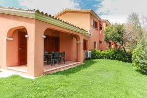an external view of a house with a yard at La casa di Debora in San Teodoro