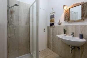 a bathroom with a sink and a shower at Relax Space in Cascabraga