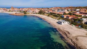 an aerial view of a beach with houses and the ocean at Relax Space in Cascabraga