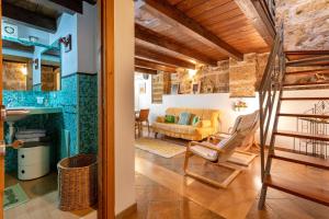 ein Wohnzimmer mit Sofa und Sessel in der Unterkunft Alghero Old Town Charm - Sardinia in Alghero
