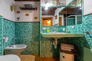 ein Badezimmer mit Waschbecken und Toilette in der Unterkunft Alghero Old Town Charm - Sardinia in Alghero