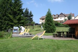 eine Gruppe gelber Stühle in einem Park in der Unterkunft Ferienwohnung am Donnersberg in Dannenfels