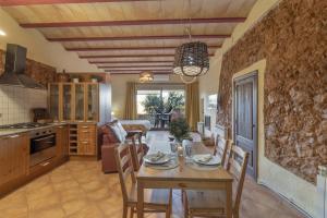 a kitchen and dining room with a table and chairs at Loft Rural Orenetes ideal parejas in Sant Jaume dels Domenys