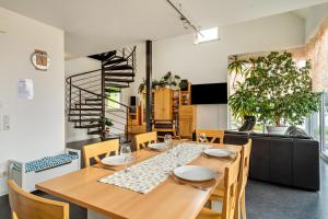 a dining room with a wooden table and chairs at Ferienwohnung Buchmann in Deggenhausertal