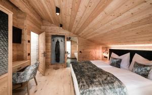 a bedroom with a bed and a wooden ceiling at New Chalet Brunegg Weissenbach in Rio Bianco