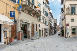 an empty street in a city with buildings at La casa della Guglia in Monte San Savino