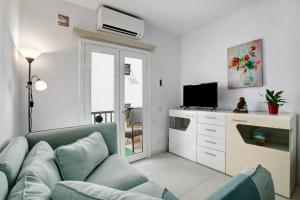 a living room with a couch and a tv at Bonamar in Arona