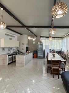 a kitchen and dining room with a table and chairs at Villa Forino Ragusa in Santa Maria del Focallo