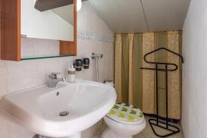 a bathroom with a sink and a toilet and a shower at Villa Forino Ragusa in Santa Maria del Focallo