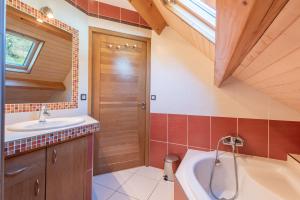 a bathroom with a sink and a bath tub at Maison Vacances Vue Montagnes in Arras-en-Lavedan +18 photos
