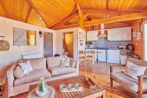 a living room with a couch and a kitchen at Gite Escale Bien Etre à Biscarrosse in Biscarrosse