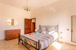 a bedroom with a bed and a dresser in it at Enza's Petite Maison in Santa Croce sullʼ Arno