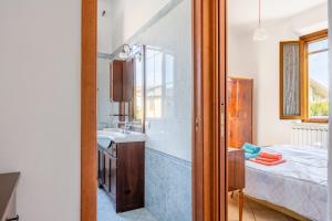 a bathroom with a shower and a sink and a bed at Enza's Petite Maison in Santa Croce sullʼ Arno +12 photos
